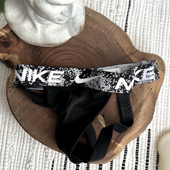 Nike - Picture 3 of 3